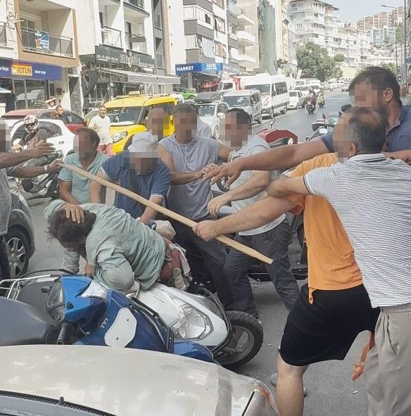 Yol ortasında yumruk ve sopalarla öldüresiye dövdüler