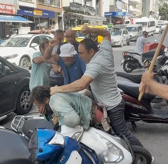 Yol ortasında yumruk ve sopalarla öldüresiye dövdüler