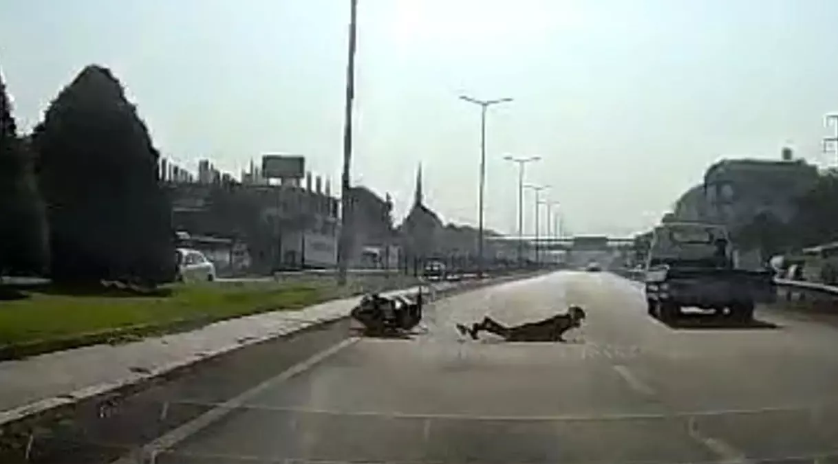 Düzce'de Motosiklet ile Çekici Çarpıştı: 1 Yaralı