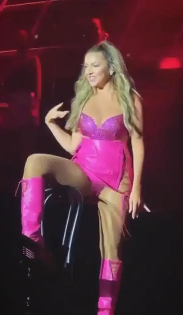 71 yaşında sahnede şov yaptı! Nükhet Duru'dan cesur Harbiye çıkışı