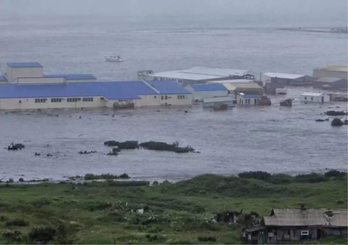8.8&apos;lik depremin ardından ilk tsunami dalgaları iki ülke ulaştı! İşte o anlar