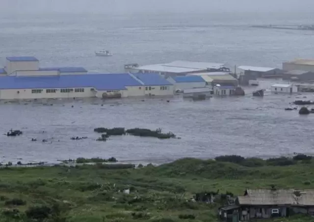 8.8'lik depremin ardından ilk tsunami dalgaları iki ülkeye ulaştı! İşte o anlar