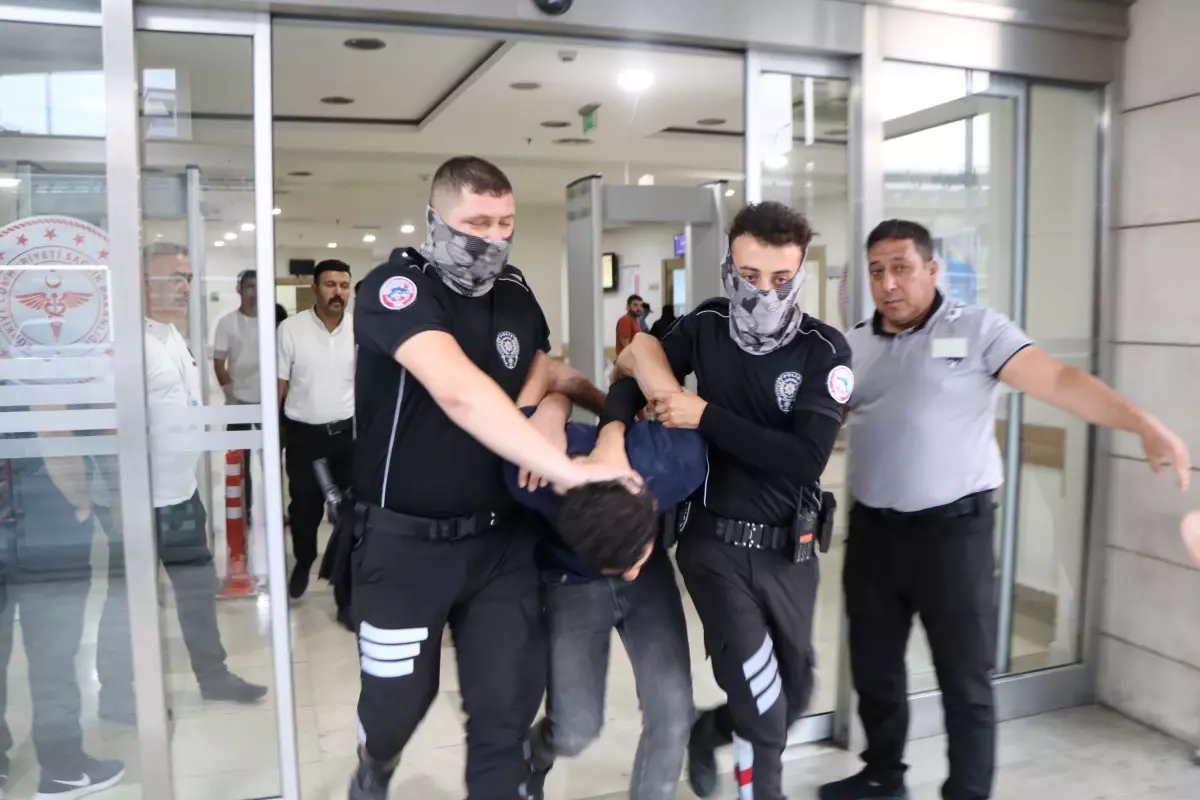 Şanlıurfa'da Acil Serviste Bıçaklı Saldırı: Doktor ve Güvenlik Görevlisi Yaralandı