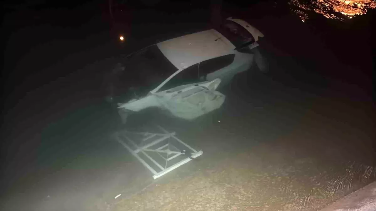 Adana'da Sulama Kanalına Düşen Otomobilde 3 Yaralı