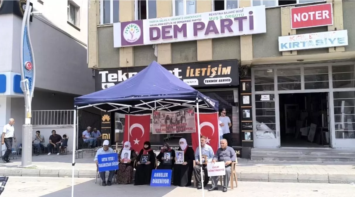 Muş'ta Aileler, PKK Tarafından Kaçırılan Çocukları İçin Evlat Nöbetine Devam Ediyor