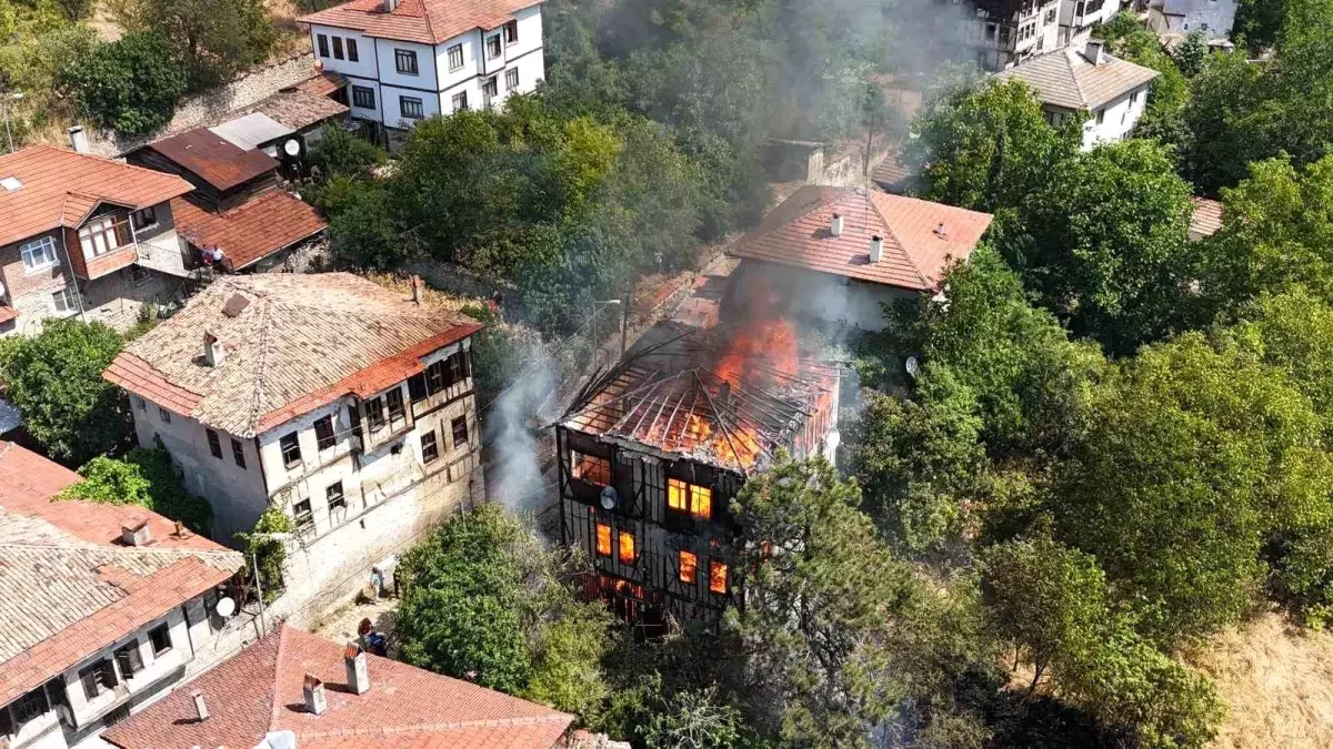 Karabük'te Tarihi Konağın Yangında Yanması
