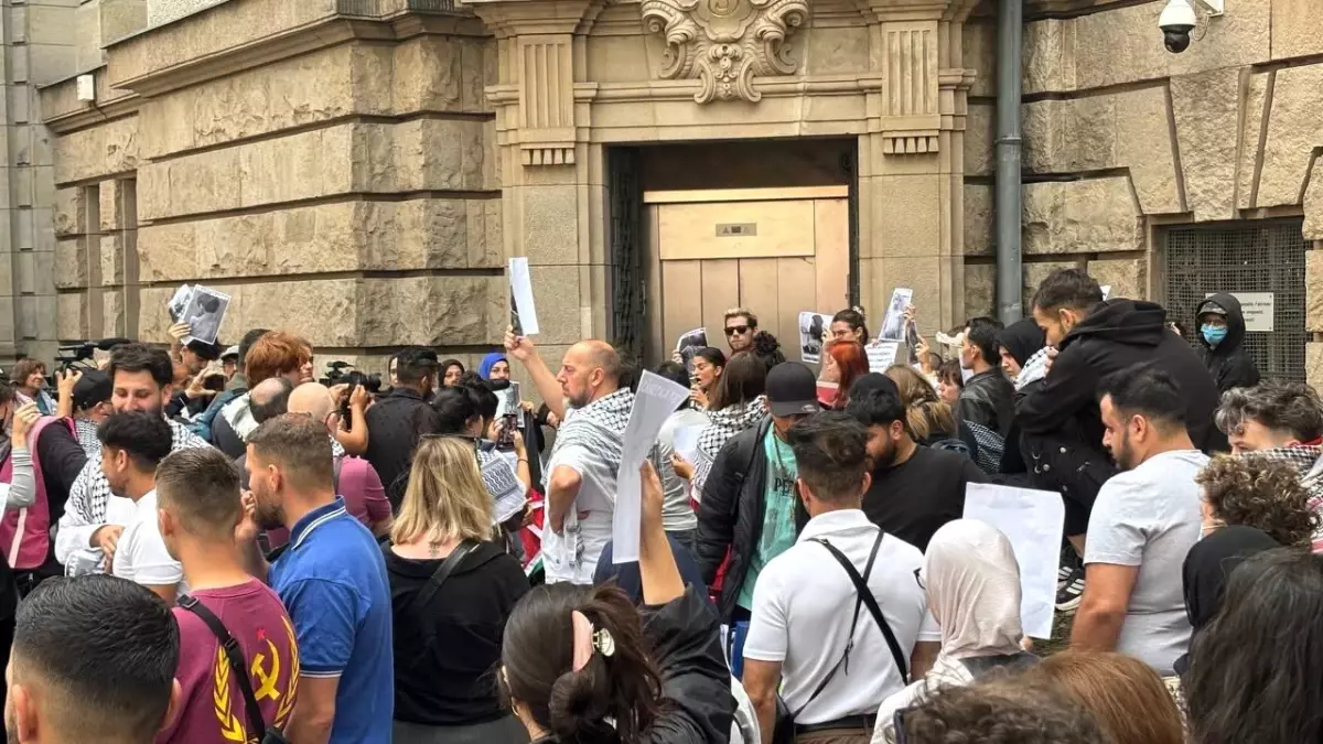 Yasemin Acar Almanya'da Beraat Etti, Polis Müdahalesi Yaşandı