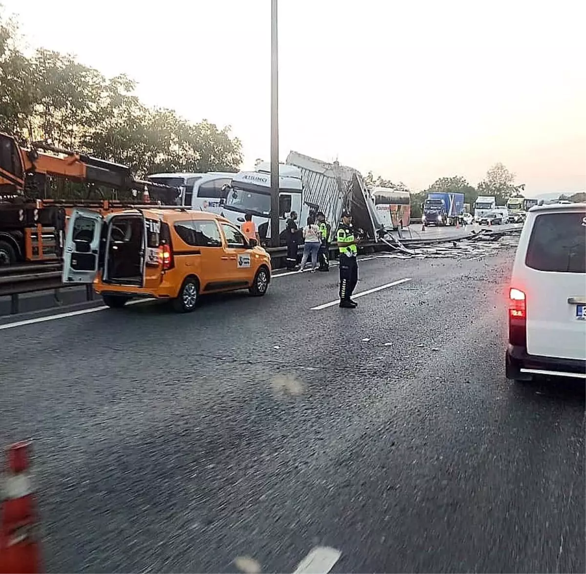 Düzce'de Tır Kazası: Yol 1 Saat Kapalı Kaldı