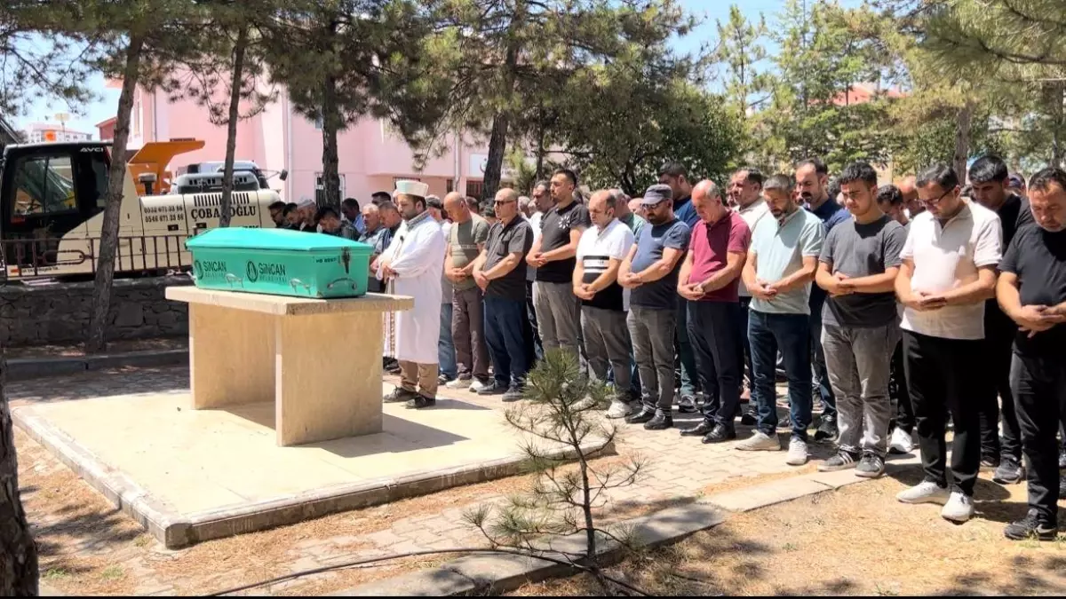Trafik Kazasında Hayatını Kaybeden 15 Yaşındaki Kız Son Yolculuğuna Uğurlandı