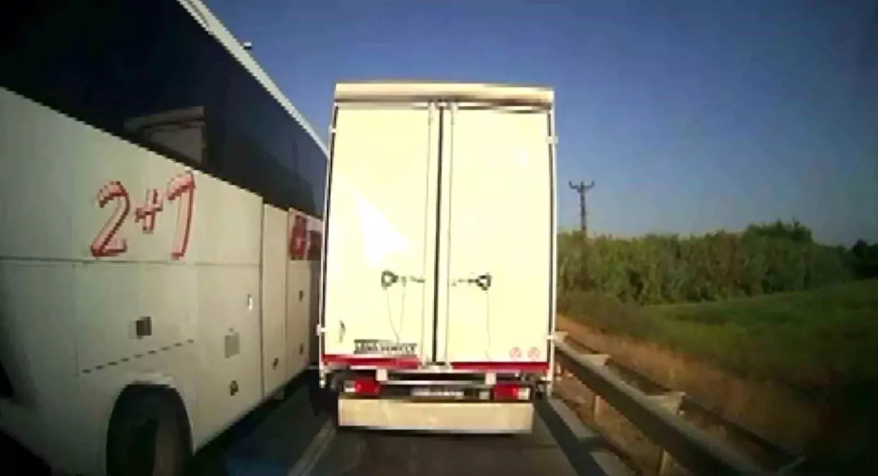 Antalya'da Ambulansın Zor Anları: Emniyet Şeridini İşgal Eden Sürücüler