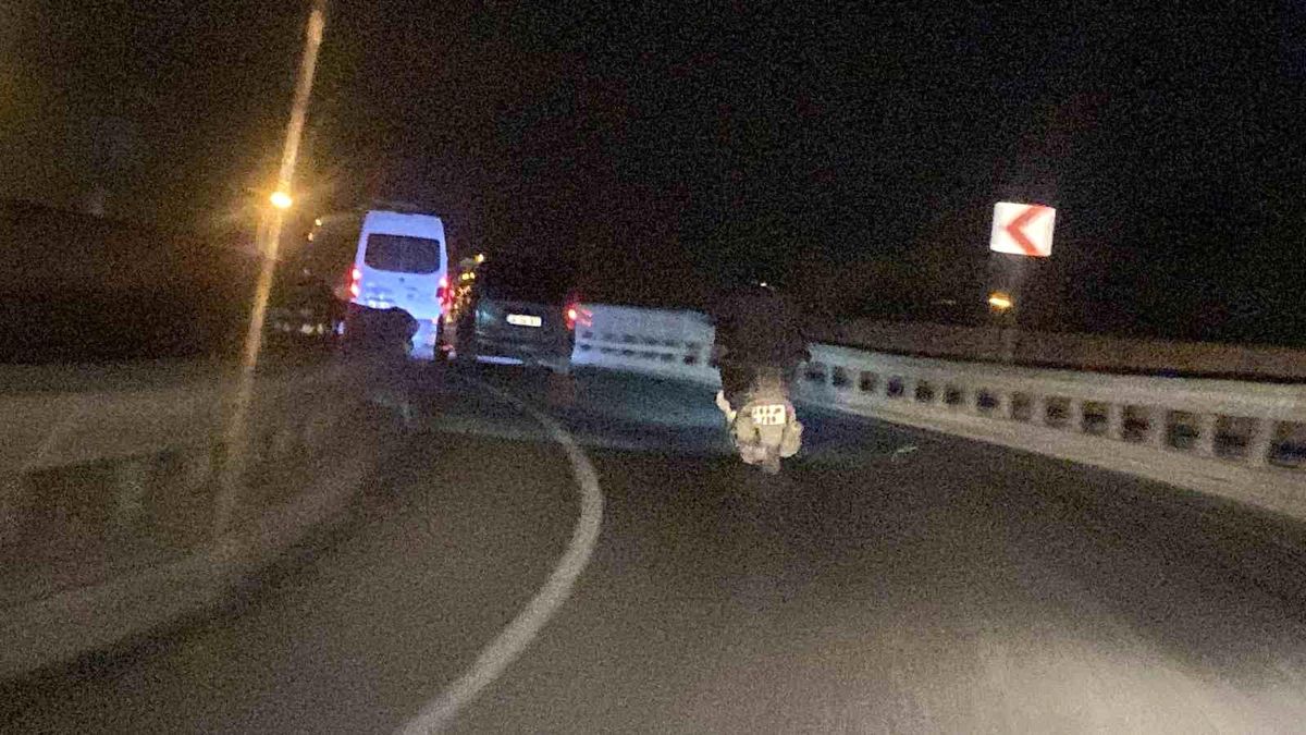 Karanlıkta Arka Işıkları Yanmadan Seyir Eden Motosikletli Trafiği Tehlikeye Attı