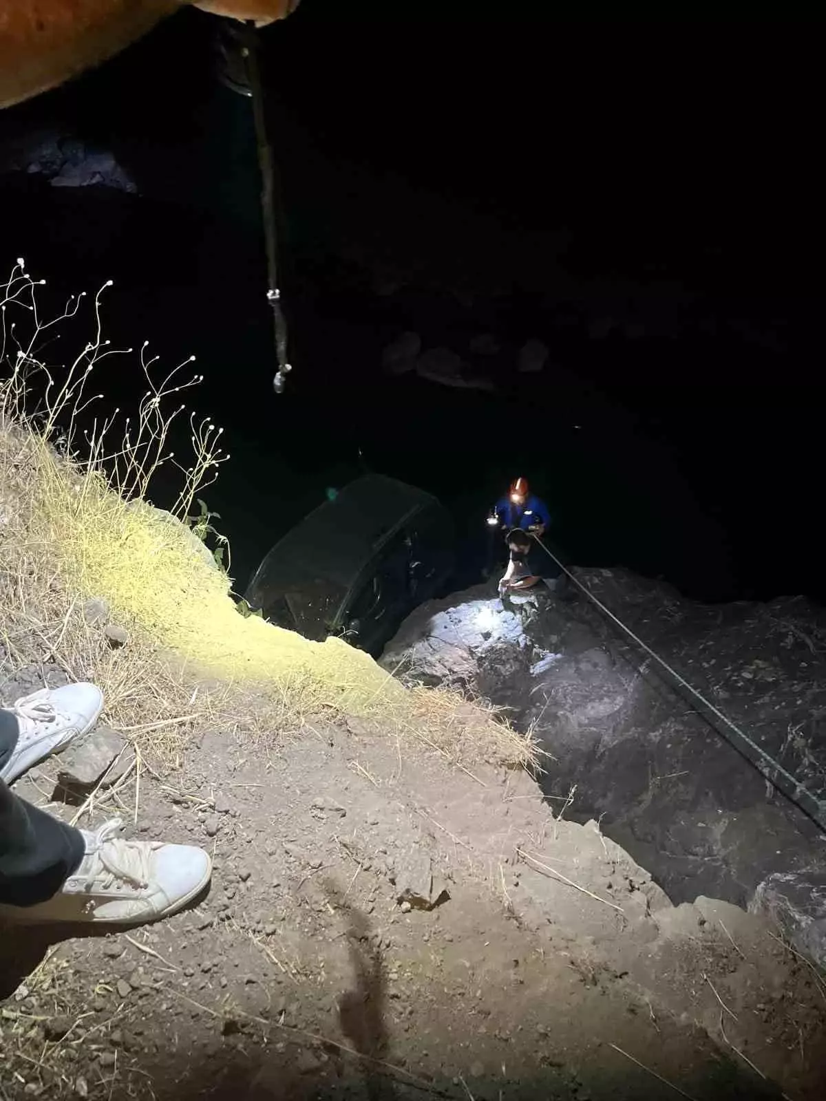 Siirt'te Hafif Ticari Araç Dereye Uçtu, Sürücü Kurtarıldı