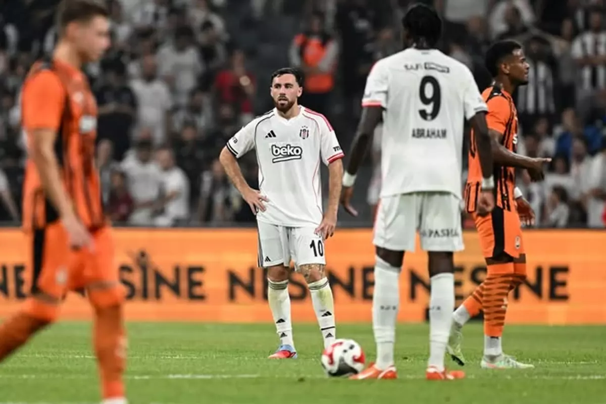 Beşiktaş'ın yeni yıldızına hırsızlık şoku: Evini soyup soğana çevirdiler