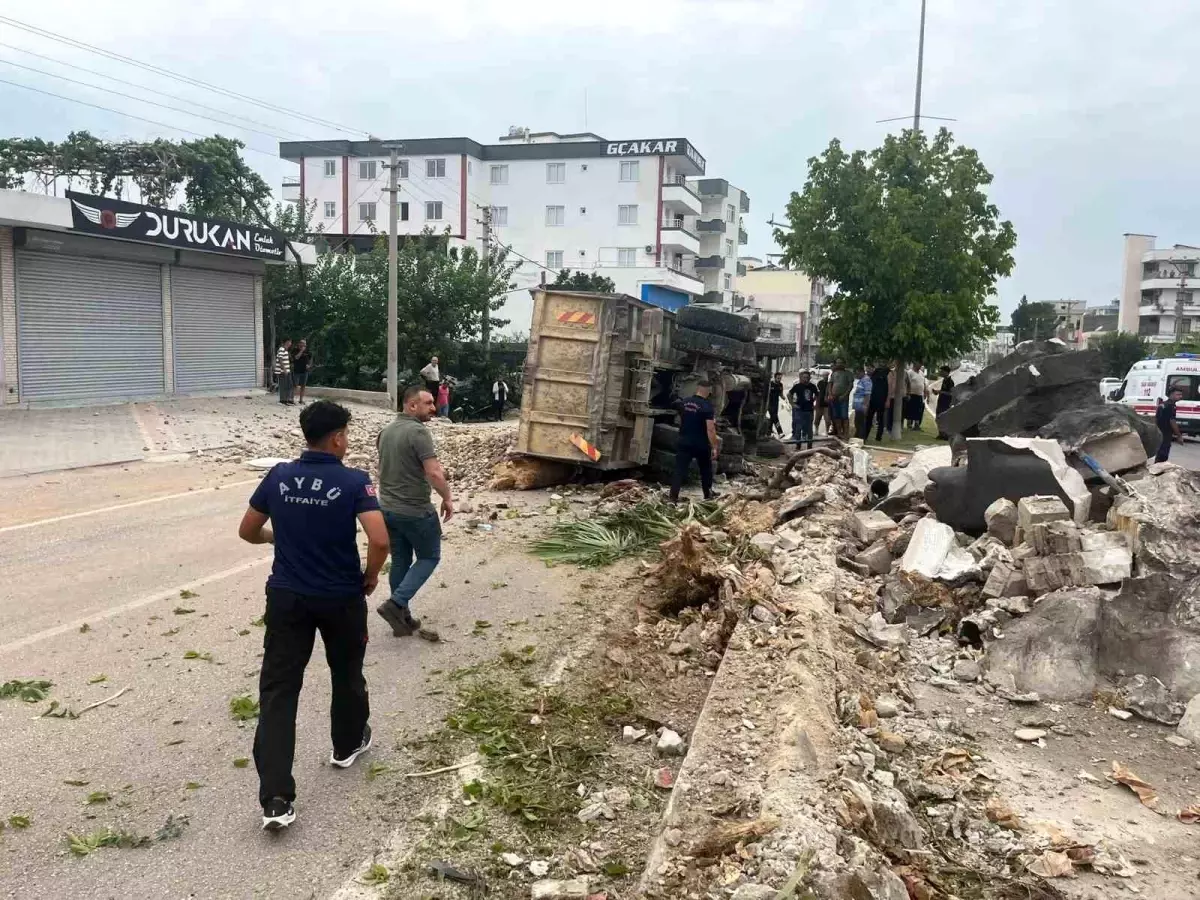 Osmaniye'de Kamyon Devrildi, Şoför Yaralandı