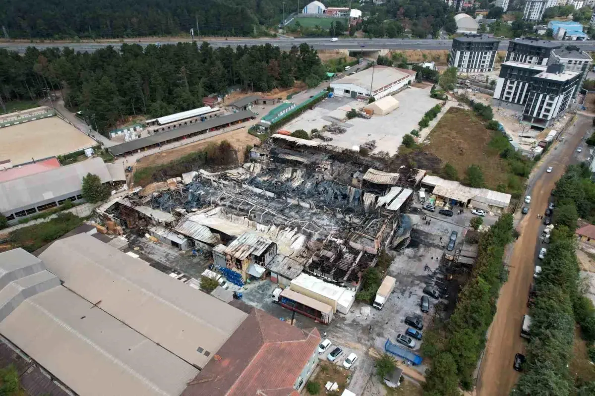 Çekmeköy'deki Sünger Fabrikasında Büyük Yangın