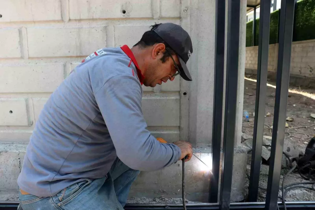 Kayseri'de Demirciler Sıcak Havada Zorlu Çalışmalarına Devam Ediyor