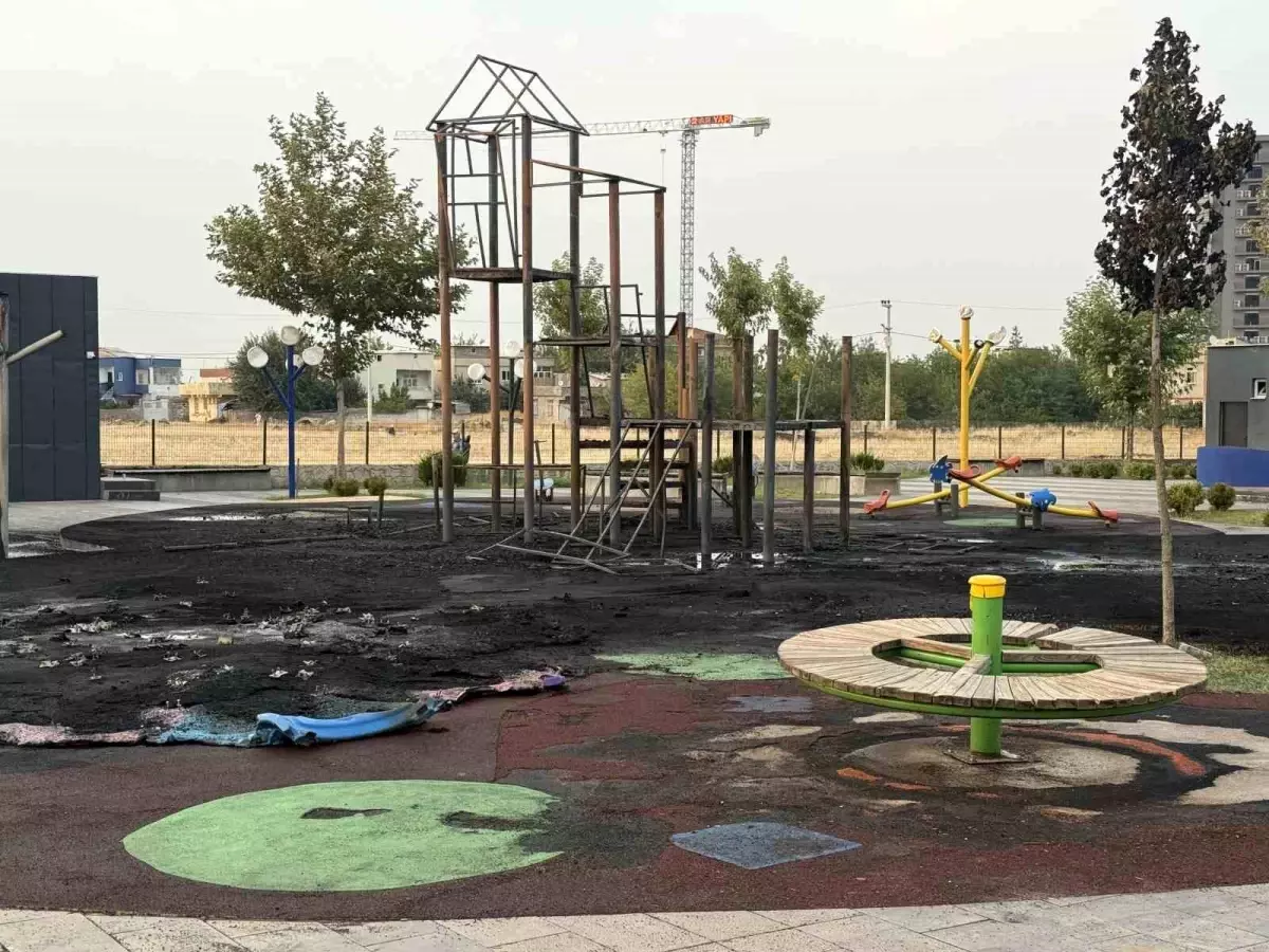 Diyarbakır'daki Çocuk Parkı Yangında Kül Oldu