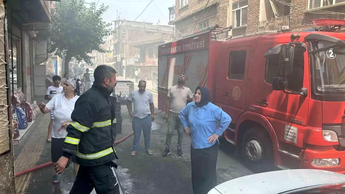 Diyarbakır'da Ev Yangını, Cadde Dumanla Kaplandı