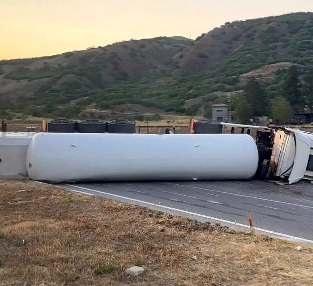 Erzincan-Erzurum Kara Yolunda Tanker Devrildi, Trafik 3 Saat Kapalı Kaldı