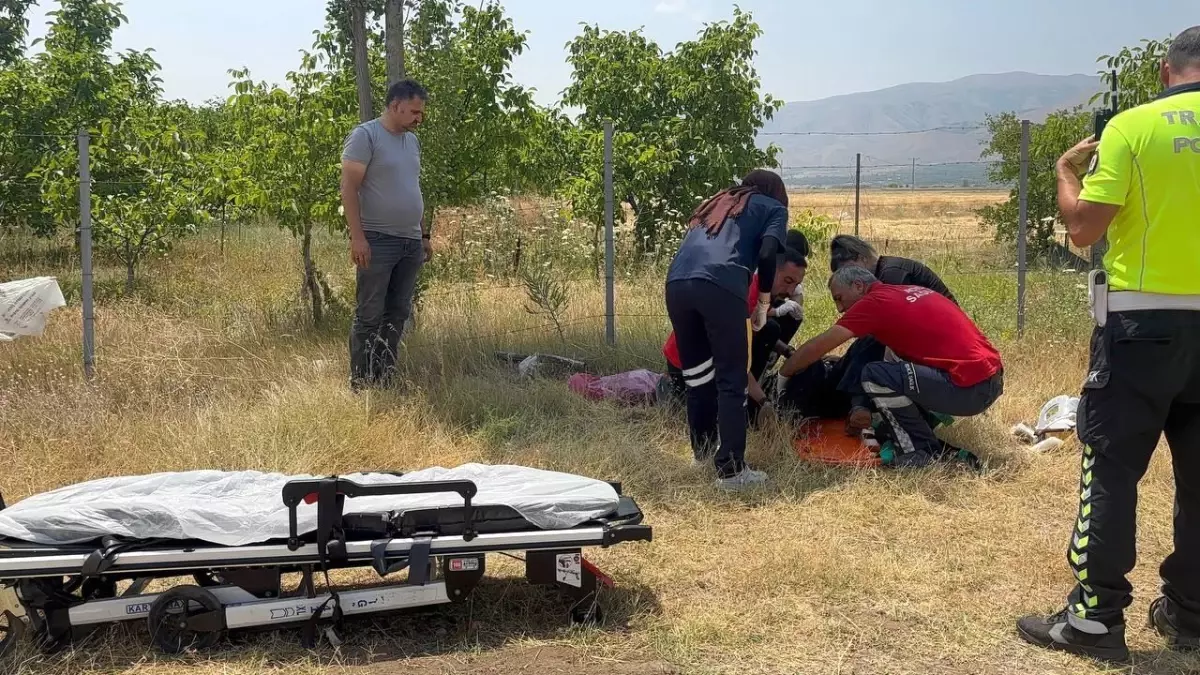 Erzincan'da Otomobil Şarampole Uçtu, Sürücü Yaralandı