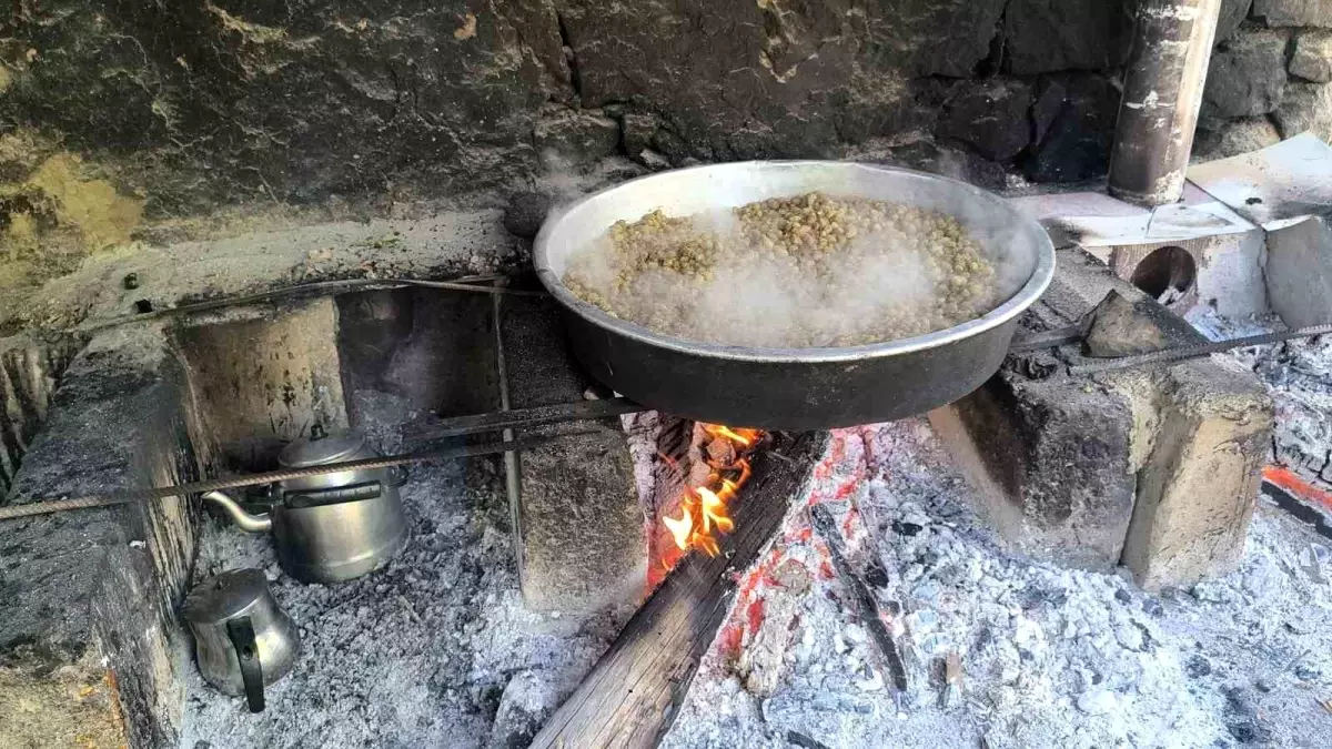 Uzundere'de Doğal Dut Pekmezine Yoğun İlgi