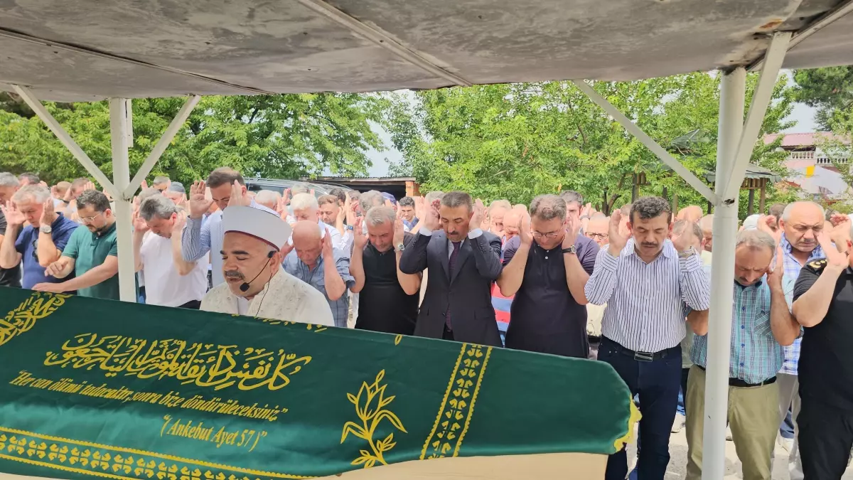 Gazeteci Cem Küçük'ün Babası Erdal Küçük Toprağa Verildi