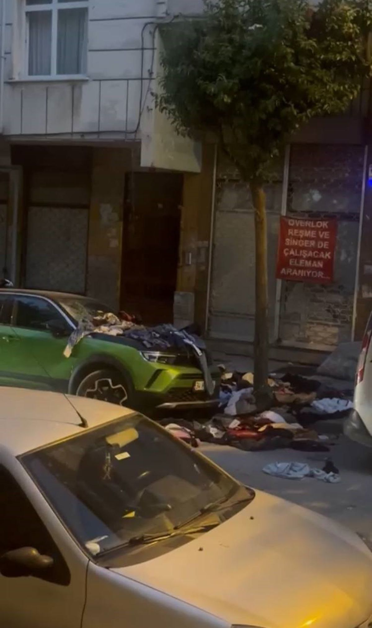 Sinir Krizi Geçiren Genç Kadın, Eşyaları Sokağa Attı