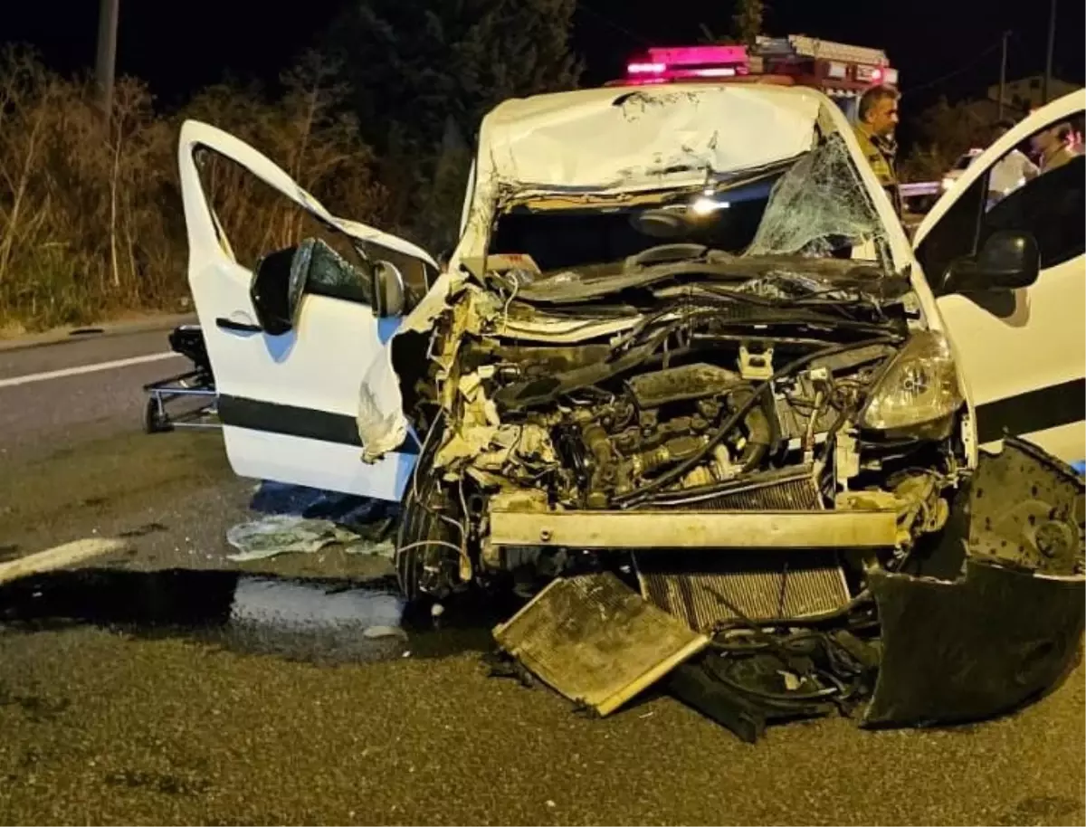 İnegöl'de TIR'a Çarpan Hafif Ticari Araçta İki Yaralı