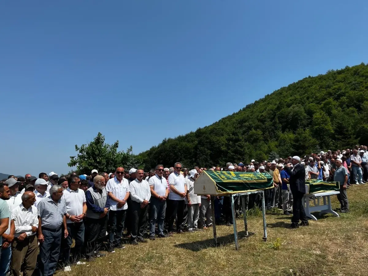 Oğul Tarafından Öldürülen Ebeveynler Ordu'da Toprağa Verildi
