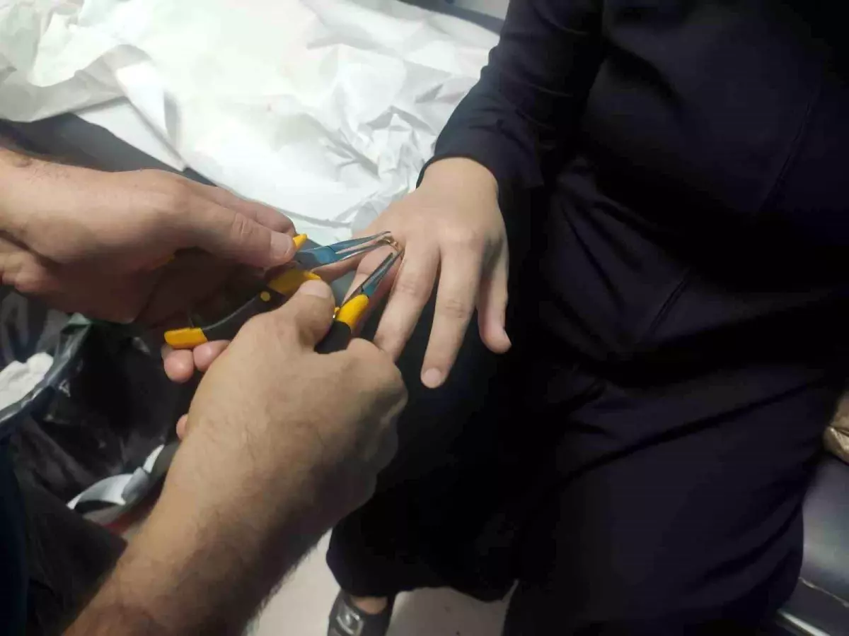 Batman'da Kadının Parmağına Sıkışan Yüzük İtfaiye Ekipleri Tarafından Çıkarıldı