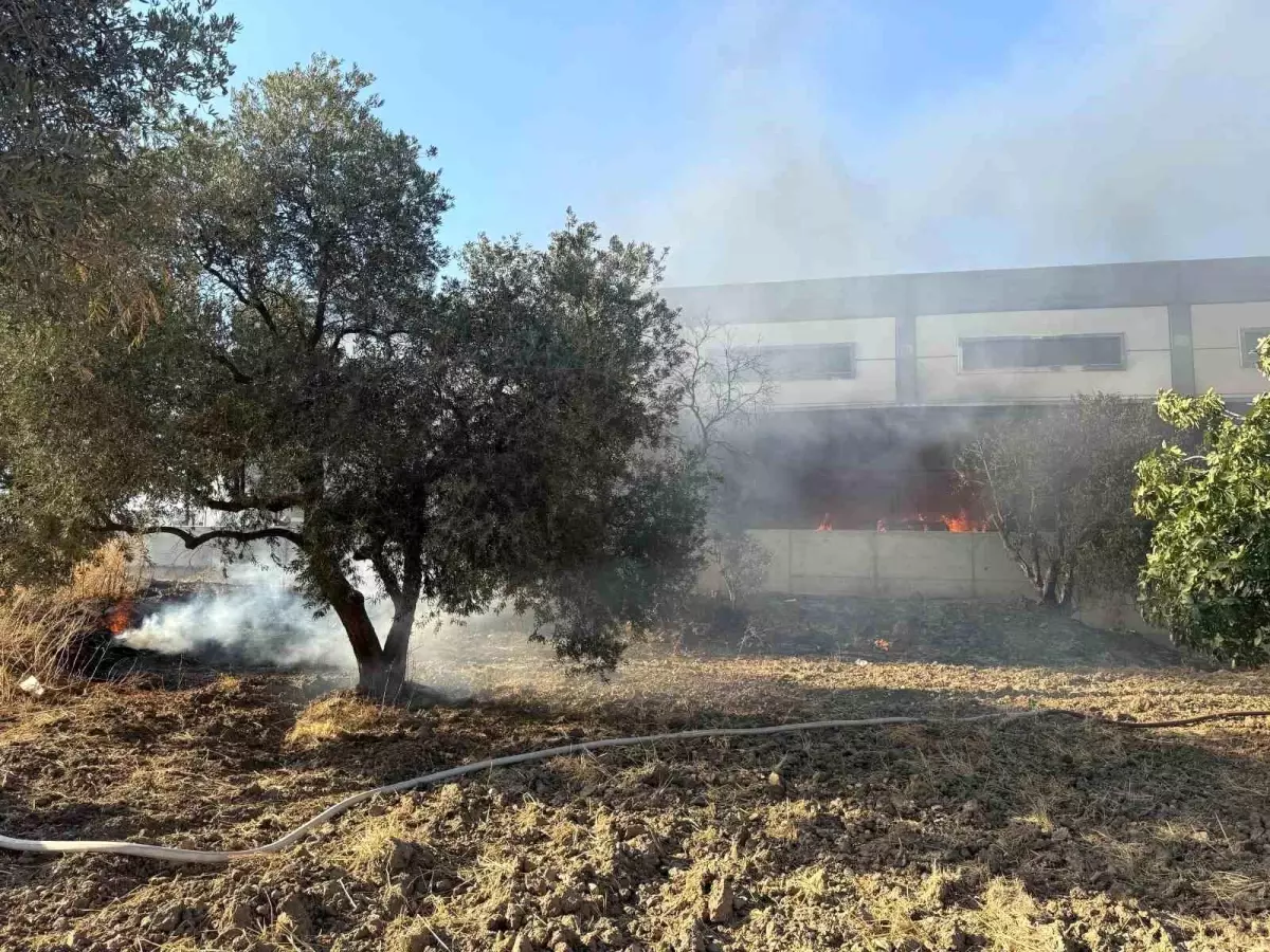 Kemalpaşa'da Kamyonetteki Yangın Fabrikayı Tehdit Etti