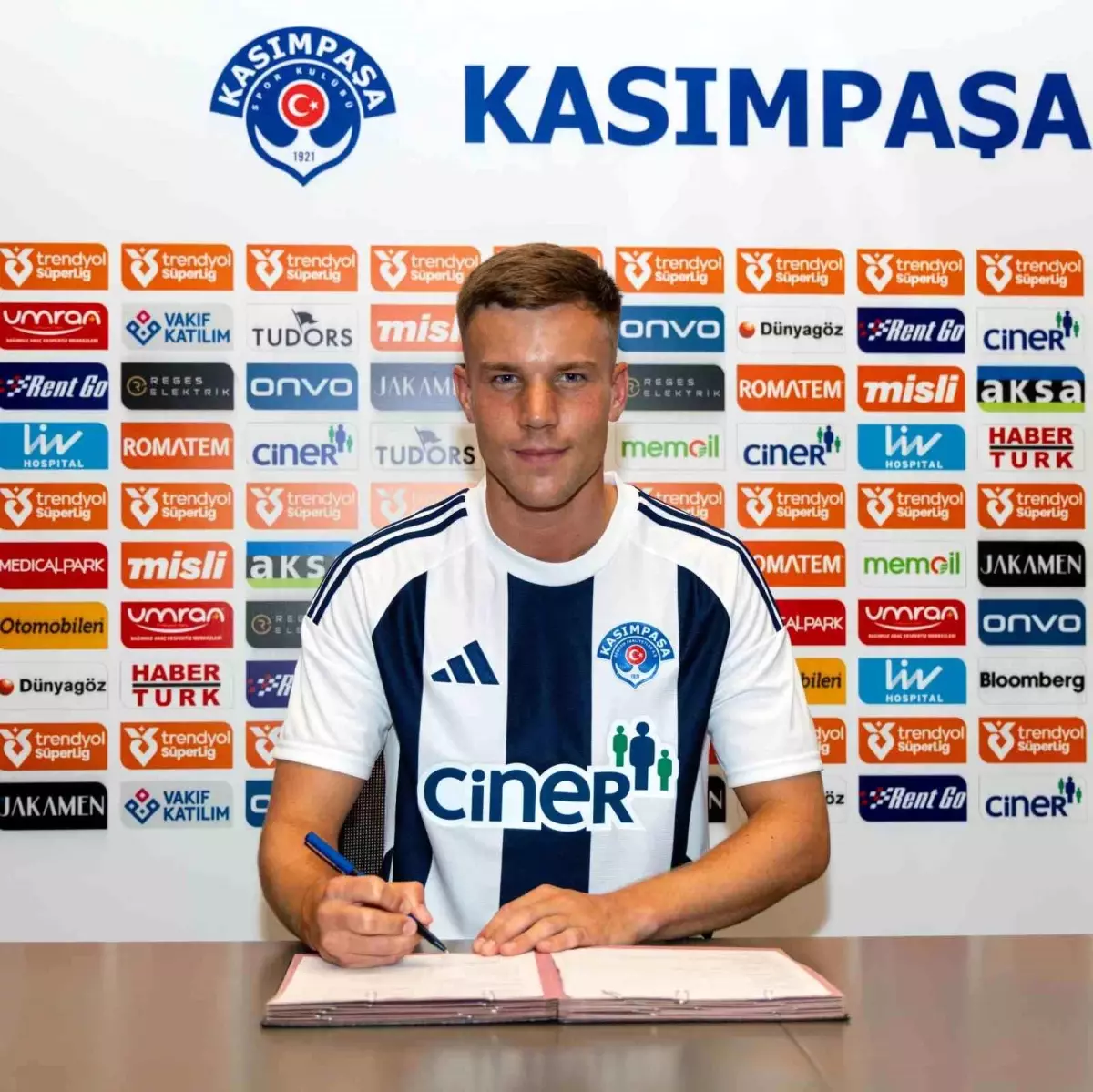 Kasımpaşa, İzlandalı Orta Saha Andri Fannar Baldursson'u Transfer Etti