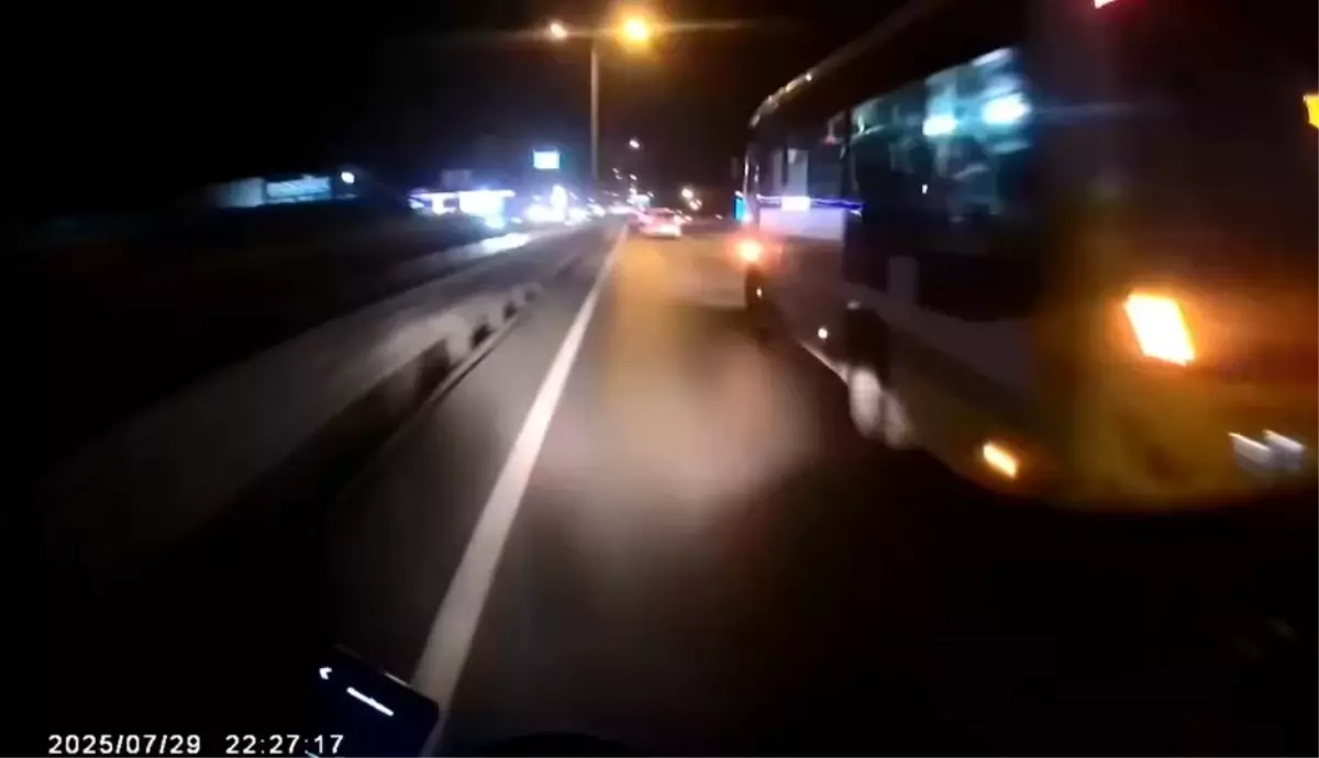 Motosikletli Sürücü, Özel Halk Otobüsüyle Kaza Belasını Son Anda Atlattı