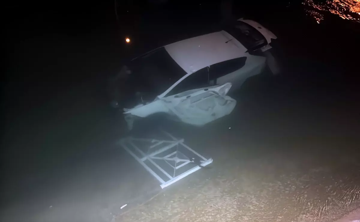 Adana'da Sulama Kanalına Düşen Otomobilde 3 Yaralı