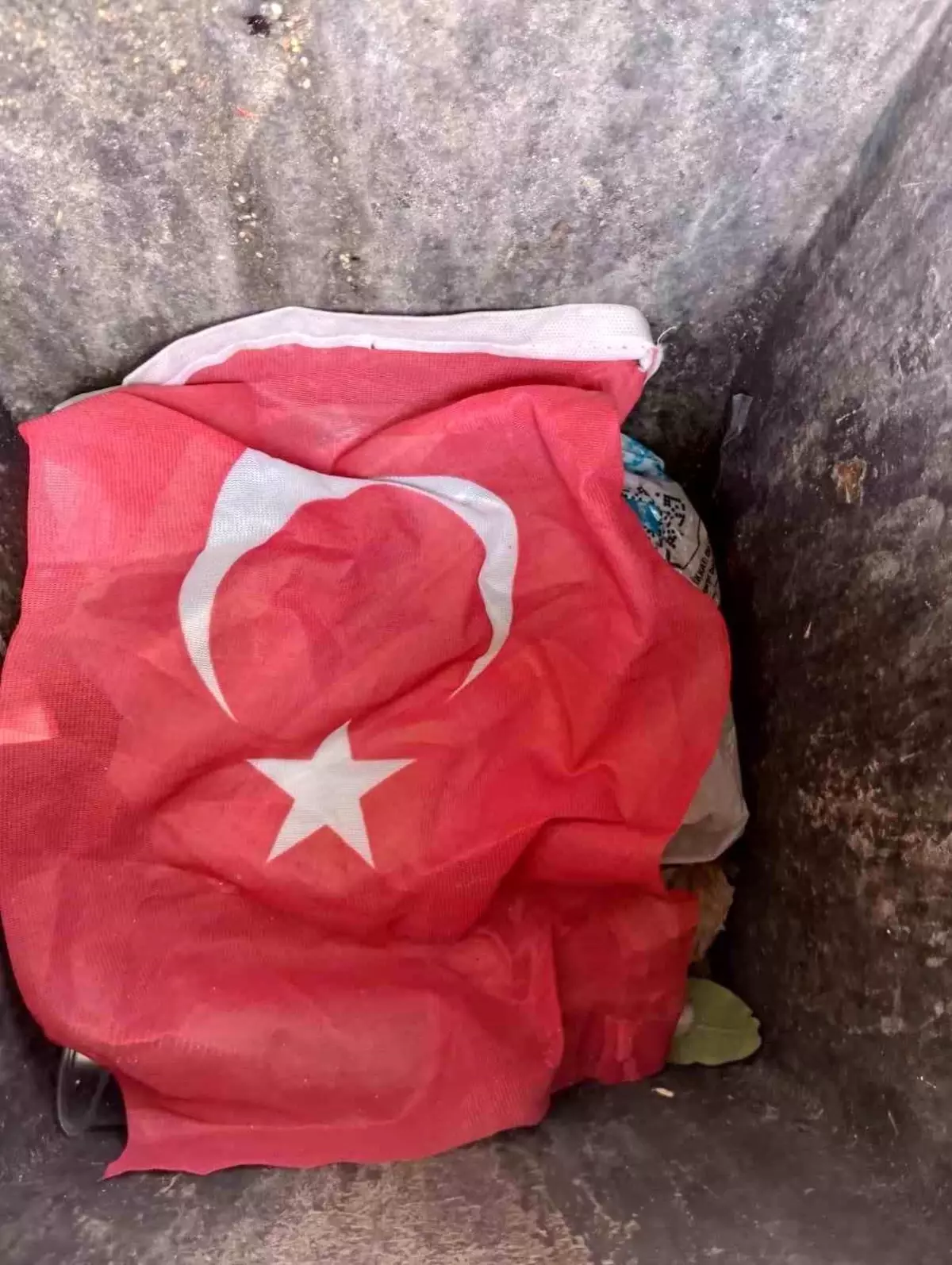 Genç Temizlik İşçisinin Türk Bayrağına Saygısı Takdir Topladı