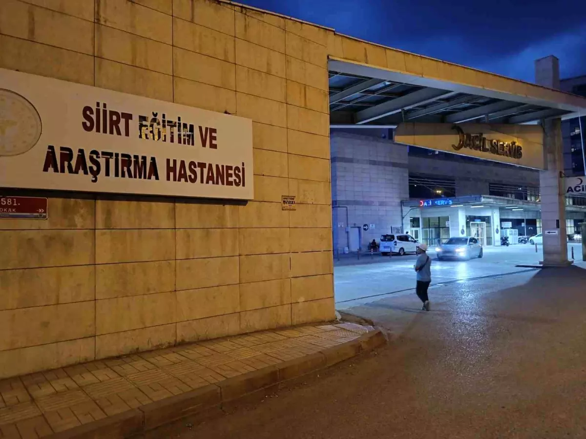Siirt'te Minibüs Çarpmasıyla Ağır Yaralanan 12 Yaşındaki Çocuk Hastaneye Kaldırıldı