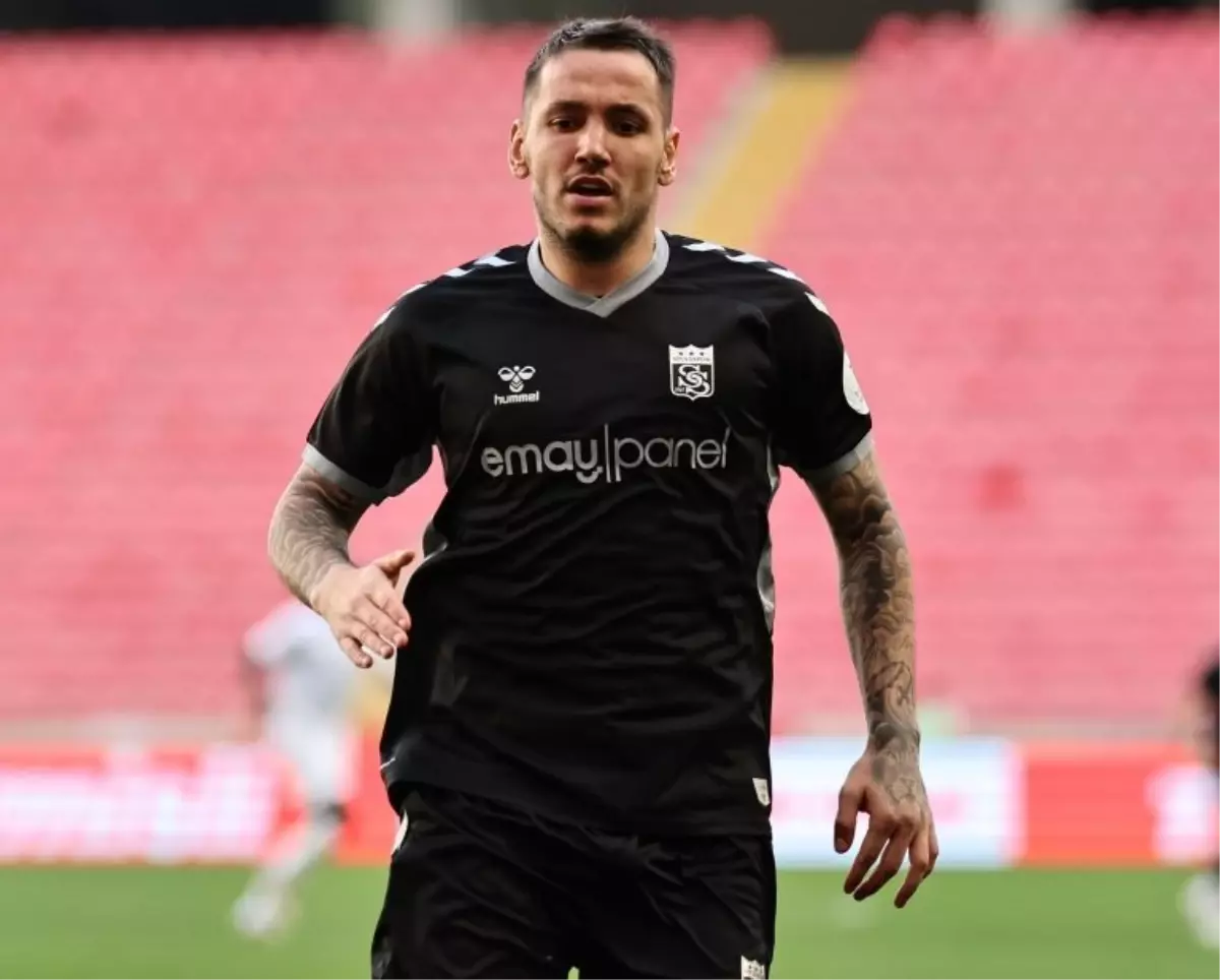 Sivasspor'da Transfer Hareketliliği: Rey Manaj'a Veda, Üç Yeni İmza