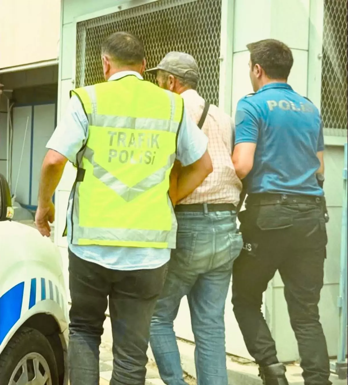 Ezine'de Müstehcen Paylaşım Yapan Adam Gözaltına Alındı