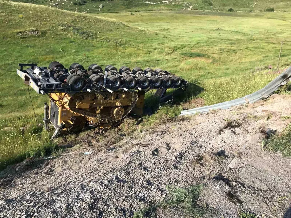 Ardahan'da Tırın Dorsesi Dereye Uçtu