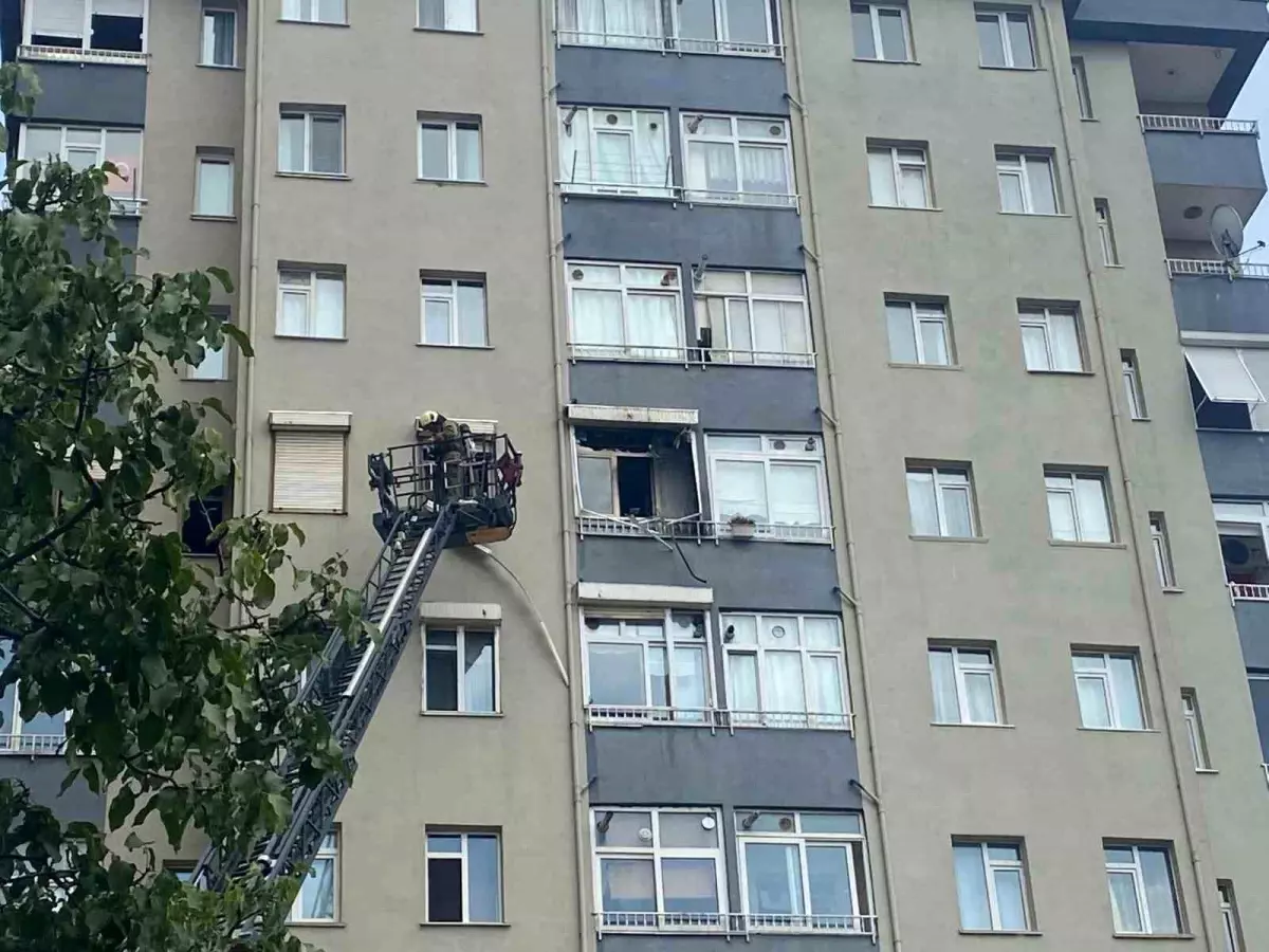 Ümraniye'de 10 Katlı Binada Yangın: 4 Kişi ve Bir Kedi Kurtarıldı