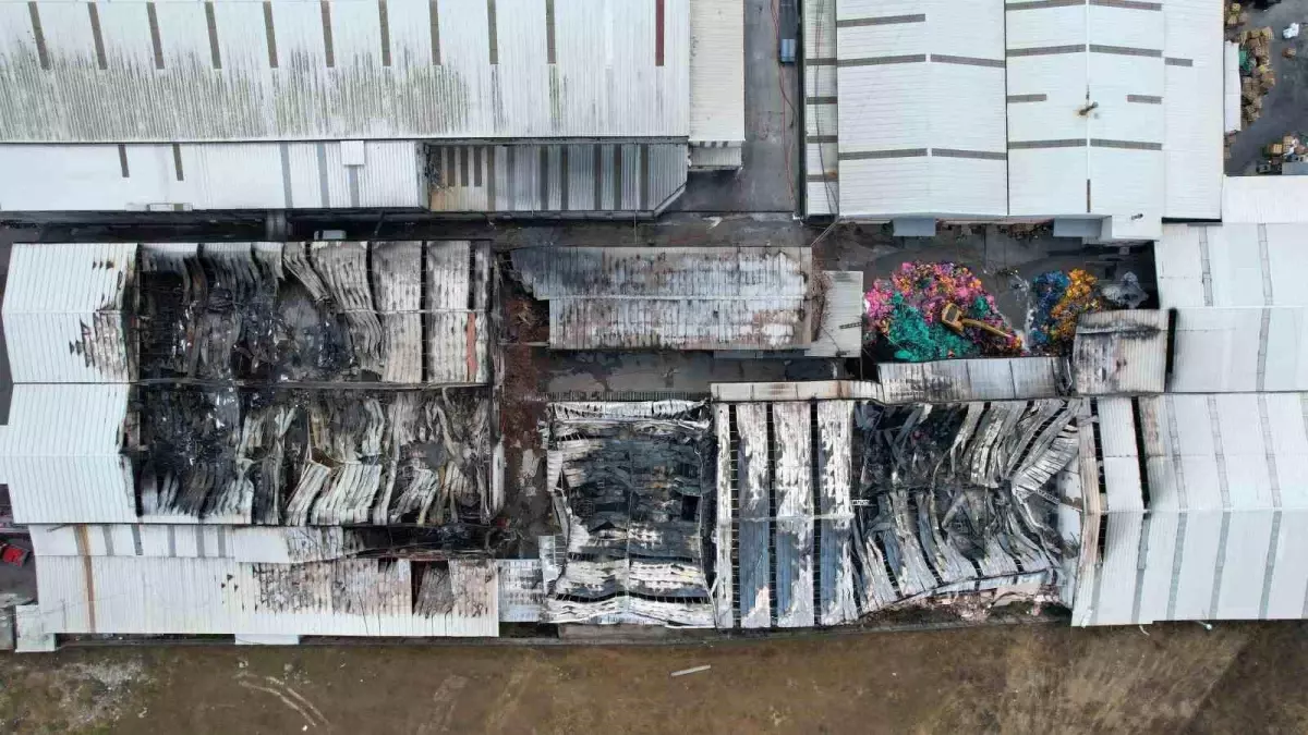 İstanbul Arnavutköy'de Fabrika Yangını: 50 Bin Metrekarelik Alan Kül Oldu
