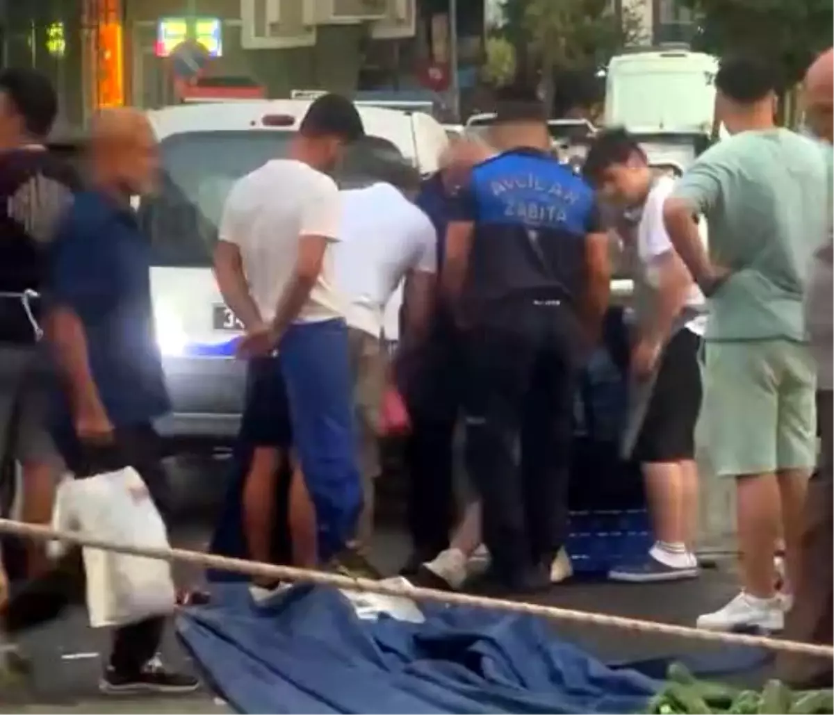 Avcılar'da Semt Pazarında Direk Devrildi, Bir Kişi Yaralandı