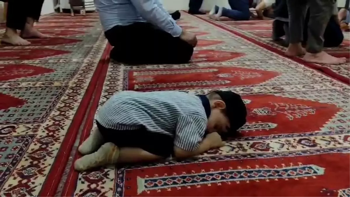Cami’de Secdeye Yatan 2 Yaşındaki Çocuğun Uyku Anları Kamerada