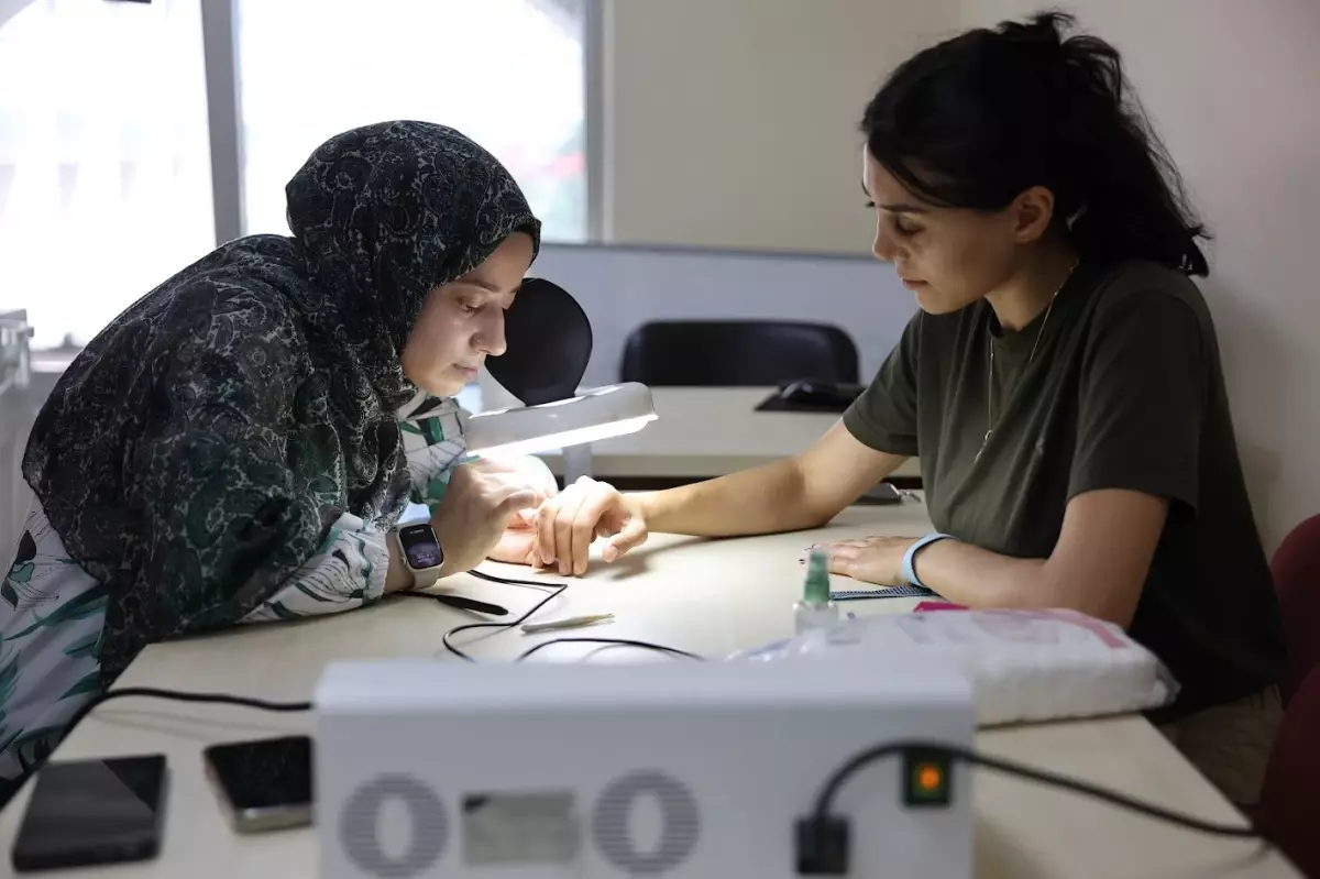 Bağcılar'da Kadın ve Aile Kültür Sanat Merkezi'nde Güzellik Kursları Başarıyla Devam Ediyor