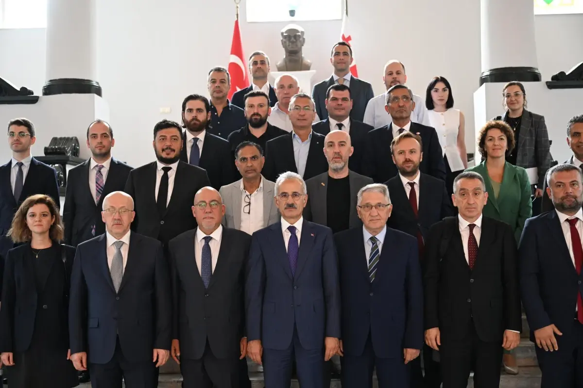 Ulaştırma ve Altyapı Bakanı Uraloğlu Gürcistan'da Türk İş İnsanlarıyla Bir Araya Geldi