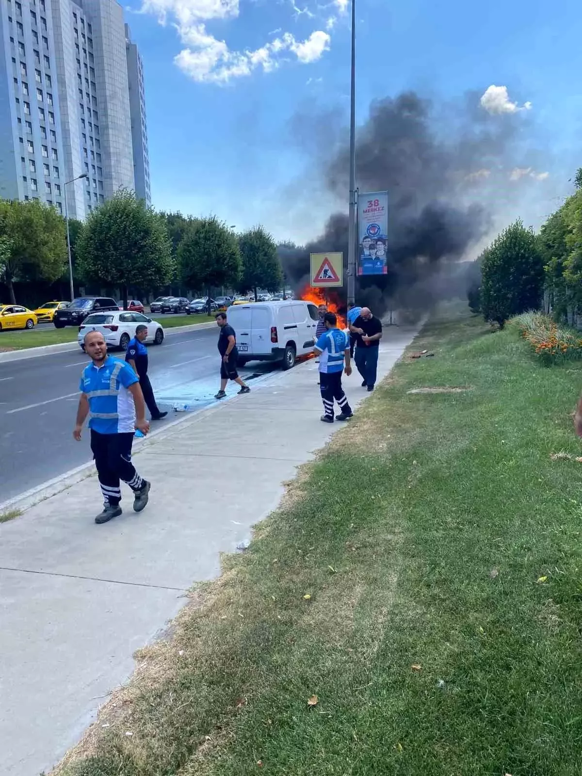 Bakırköy'de Seyir Halindeki Araç Alev Alev Yandı
