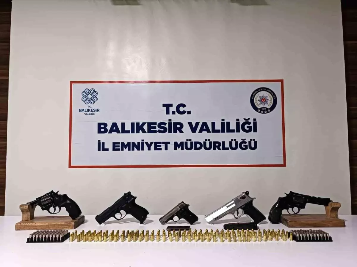 Bandırma'da Ruhsatsız Tabancalar ve Fişekler Ele Geçirildi
