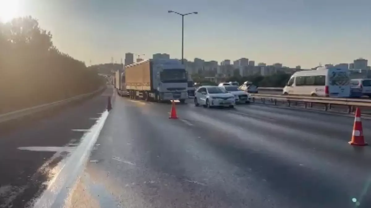 Başakşehir'de Kamyonet Devrildi, Trafik Yoğunluğu Oluştu