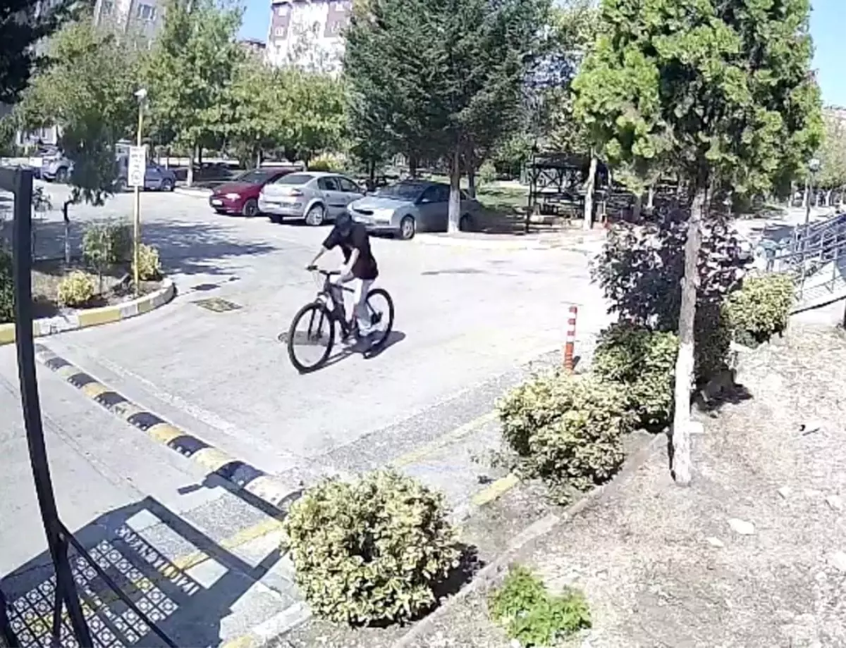 Kapaklı'da Bisiklet Hırsızlığı, Güvenlik Kamerasına Yansıdı