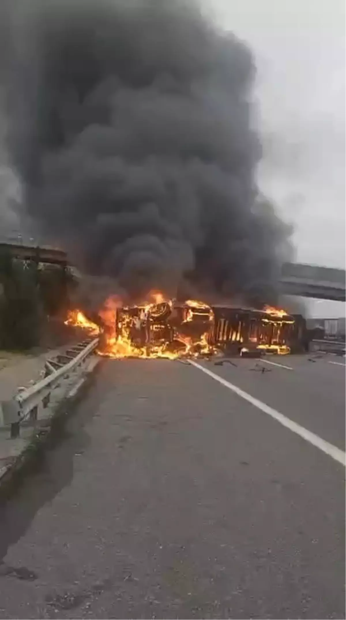 Mersin'de TIR Kazası: Yangın Trafiği Kapatıldı